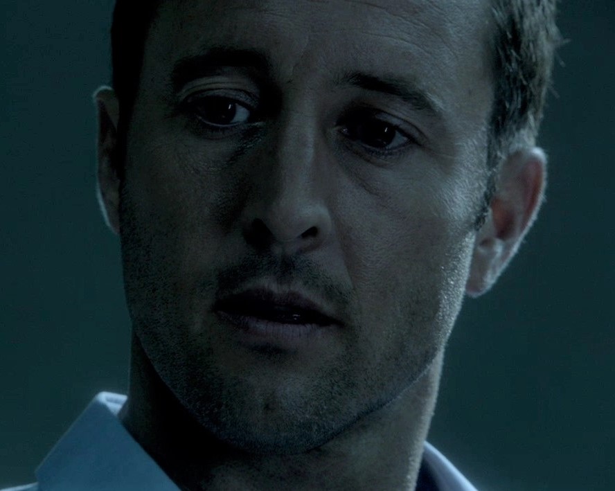 This image has an empty alt attribute; its file name is alex-oloughlin-as-steve-in-h50-s04e04.jpg