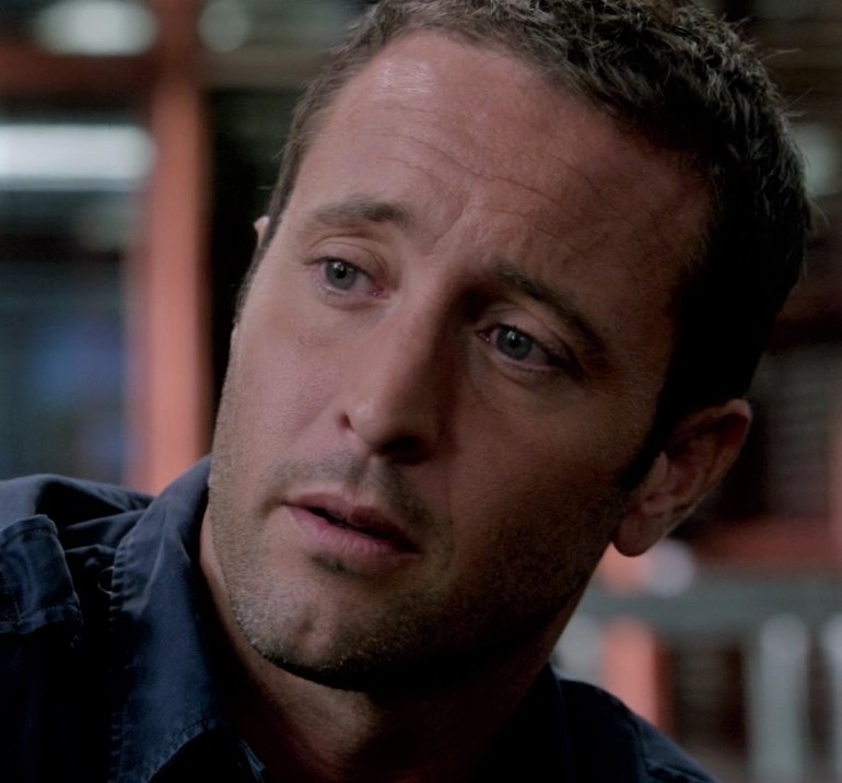 This image has an empty alt attribute; its file name is alex-oloughlin-as-steve-in-h50-s04e05-b.jpg