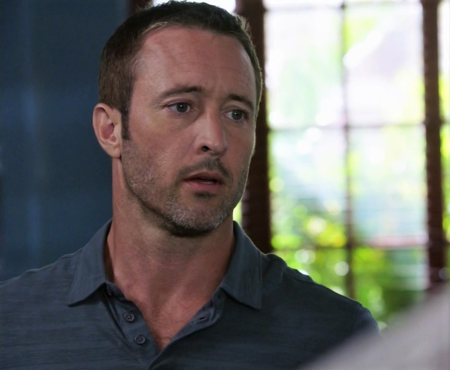 This image has an empty alt attribute; its file name is alex-oloughlin-as-steve-in-h50-s09e01.jpg