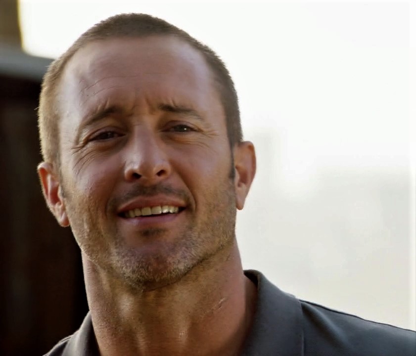 This image has an empty alt attribute; its file name is alex-oloughlin-as-steve-in-h50-s09e03.jpg