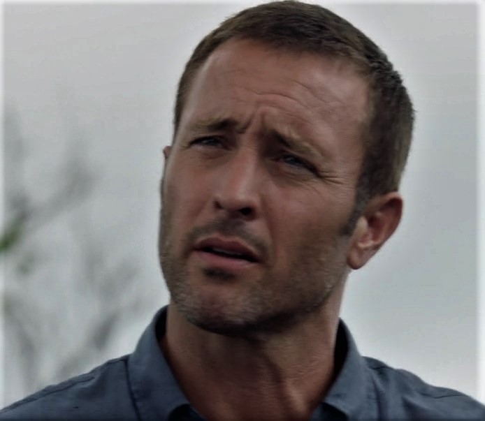 This image has an empty alt attribute; its file name is alex-oloughlin-as-steve-in-h50-s09e04.jpg